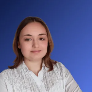Agnieszka Mendel, Marketing Specialist w Infron, portret na niebieskim tle