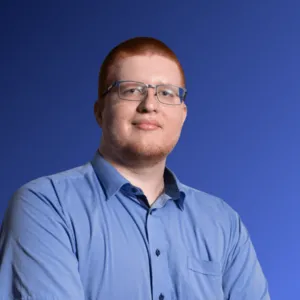 Krzysztof Bil, Senior SEM Specialist w Infron, portret na niebieskim tle
