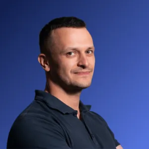 Radosław Karpiński, Digital Marketing Expert w Infron, portret na niebieskim tle